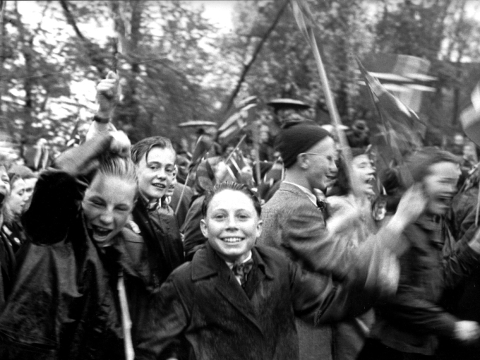 17. mai 1945: Øsende regn kunne ikke dempe den første feiringen av nasjonaldagen etter krigen. Foto: NTB / Scanpix